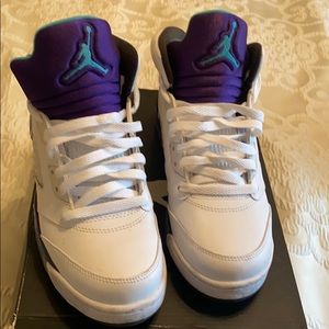 Air Jordan Retro Grape 5. Grade school size 6